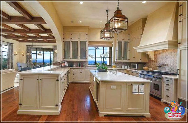 maison Cuisine de luxe avec armoires blanches vue sur l'océan et plancher de bois franc