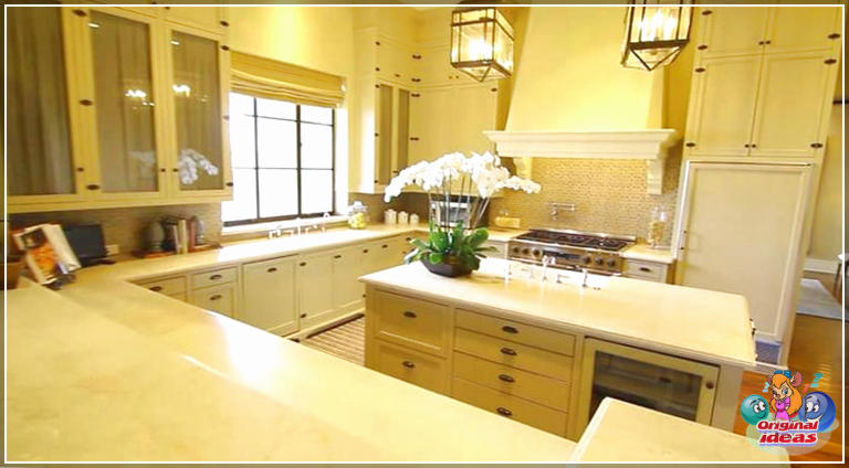 maison Cuisine de luxe de couleur crème avec îlot