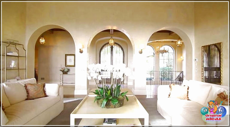 maison Salon de luxe avec vue sur l'entrée du hall avec des arches