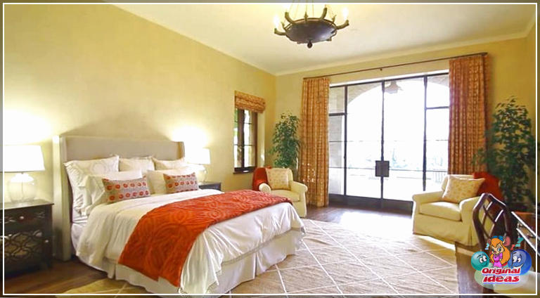 maison Grande chambre décorée avec lit queen et grande fenêtre vue