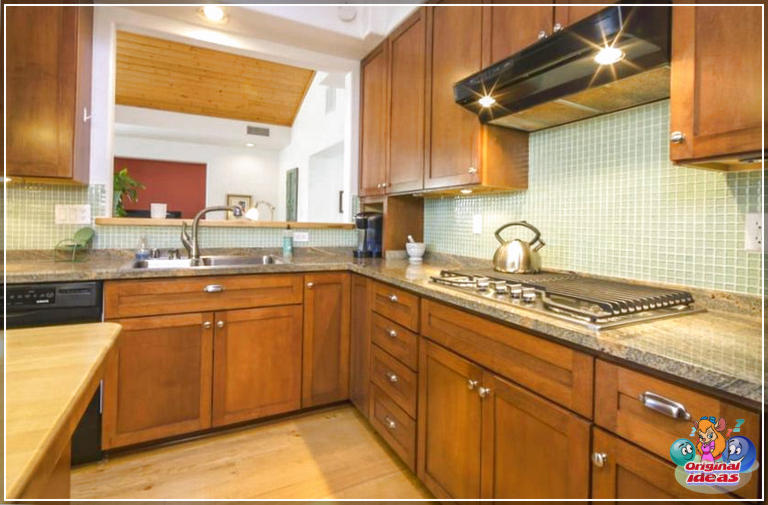 petites cuisines Cuisine compacte avec parquet couleur pacane