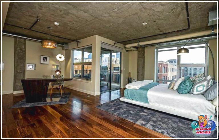 Idées élégantes de chambre loft (images de conception) () Chambre mezzanine contemporaine avec balcon, parquet, plafond en béton et conduits apparents