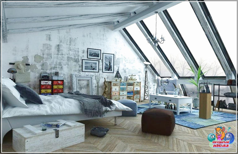 Idées élégantes de chambre loft (images de conception) () Chambre mezzanine avec grand mur de fenêtres incliné
