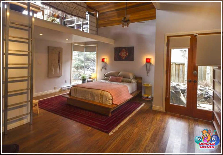 Idées élégantes de chambre loft (images de conception) () Chambre mezzanine contemporaine avec plan d'étage inversé, échelle et planchers et plafonds en bois