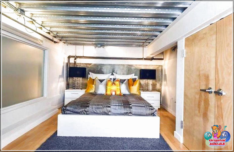 Idées élégantes de chambre loft (images de conception) () Chambre mezzanine avec plafond en aluminium et parquet en bois clair