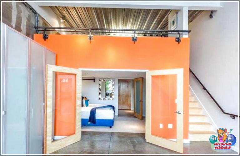 Idées élégantes de chambre loft (images de conception) () Chambre en mezzanine avec portes doubles sur le salon principal