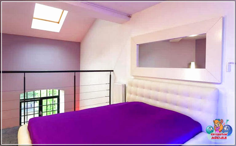 Idées élégantes de chambre loft (images de conception) () Chambre mezzanine blanche moderne avec lit capitonné