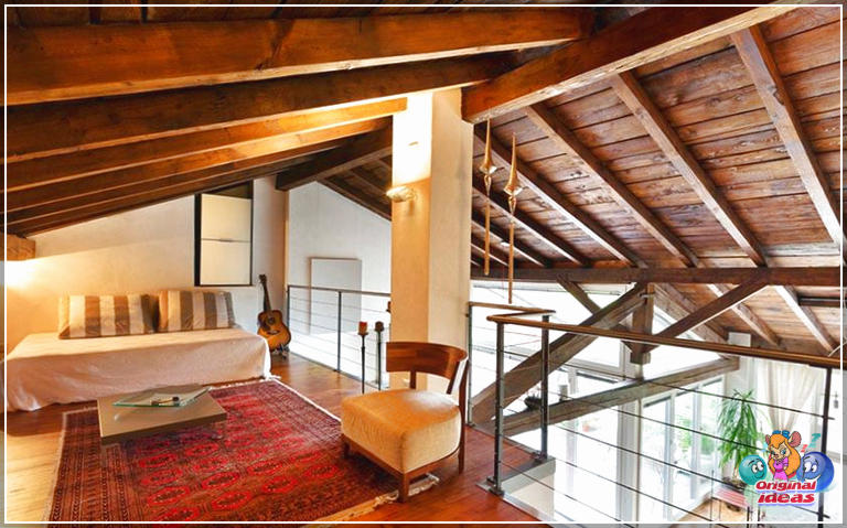 Idées élégantes de chambre loft (images de conception) () Chambre à l'étage mezzanine avec plafond voûté avec poutres en bois