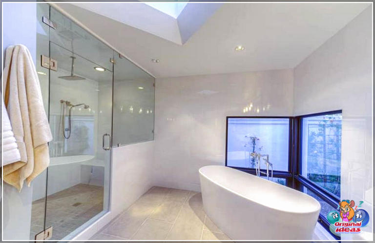 40 idées de design de salle de bain moderne (photos) () Salle de bain blanche moderne avec grande douche avec pomme de douche à effet pluie
