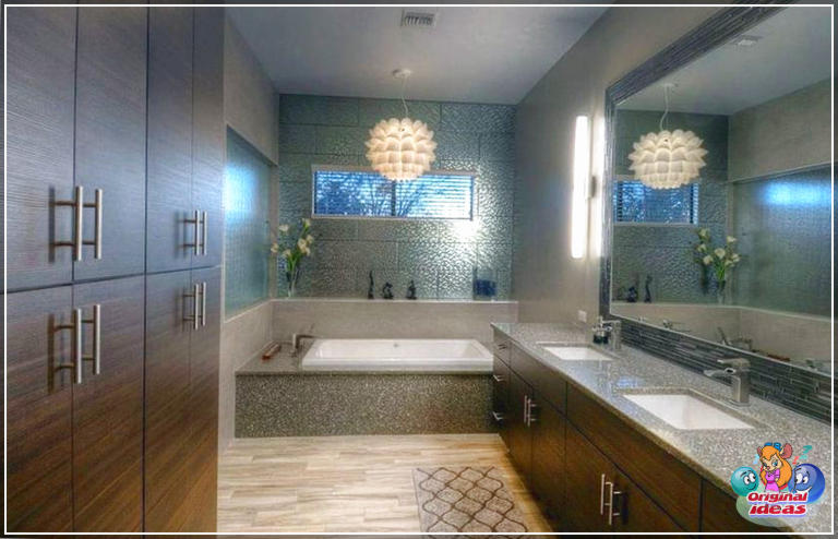 40 idées de design de salle de bain moderne (photos) () Salle de bain moderne avec vanités marron et lustre suspendu au-dessus de la baignoire