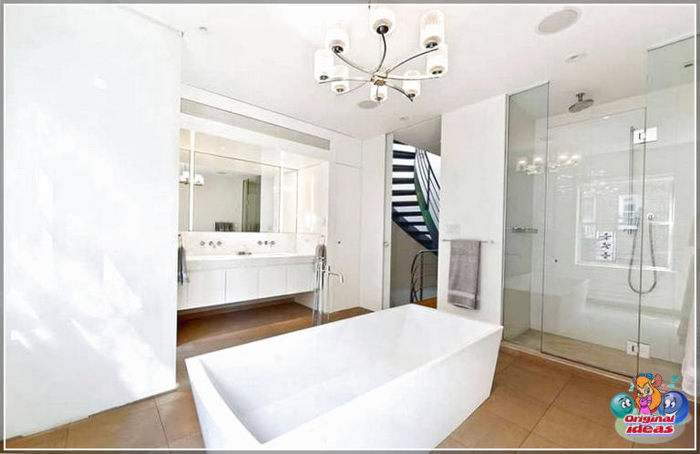 40 idées de design de salle de bain moderne (photos) () Salle de bain principale contemporaine avec lustre argenté et baignoire centrale