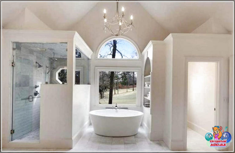 40 idées de design de salle de bain moderne (photos) () Belle salle de bain moderne en marbre blanc avec lustre et hauts plafonds