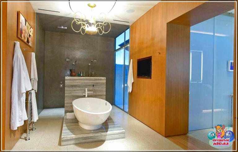 40 idées de design de salle de bain moderne (photos) () Salle de bain moderne avec baignoire surélevée et lustre en or