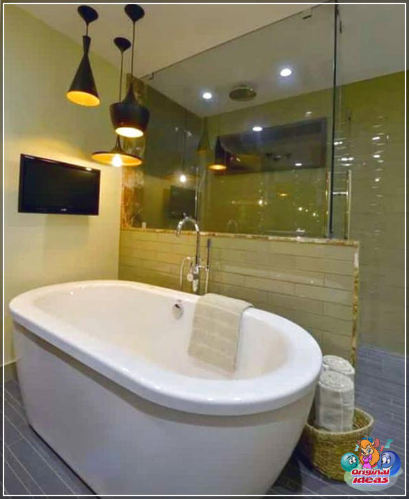 40 idées de design de salle de bain moderne (photos) () Salle de bain principale moderne avec carrelage en ardoise, baignoire autoportante et suspensions noires
