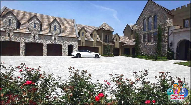 Conception de maison de style château moderne (photos intérieures et extérieures) () Garage pour cinq voitures dans une maison de style château personnalisé