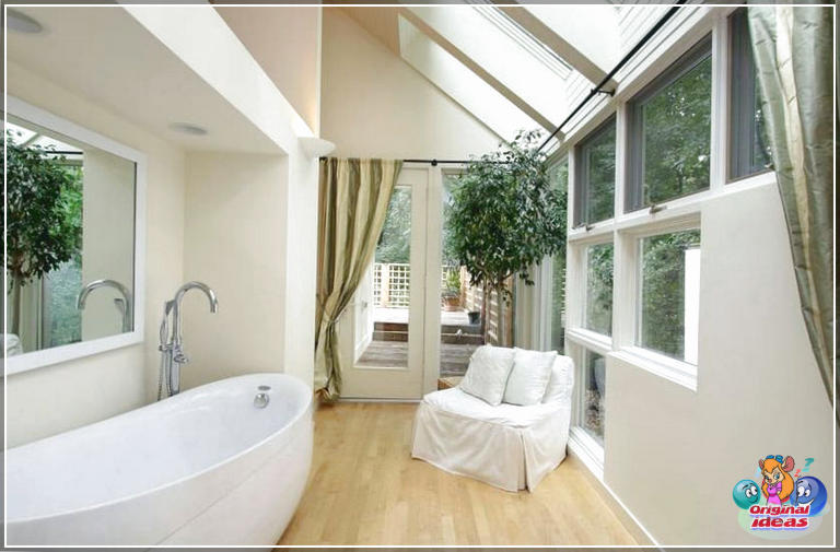 40 idées de design de salle de bain moderne (photos) () Salle de bain moderne avec parquet, grandes fenêtres et chaise longue
