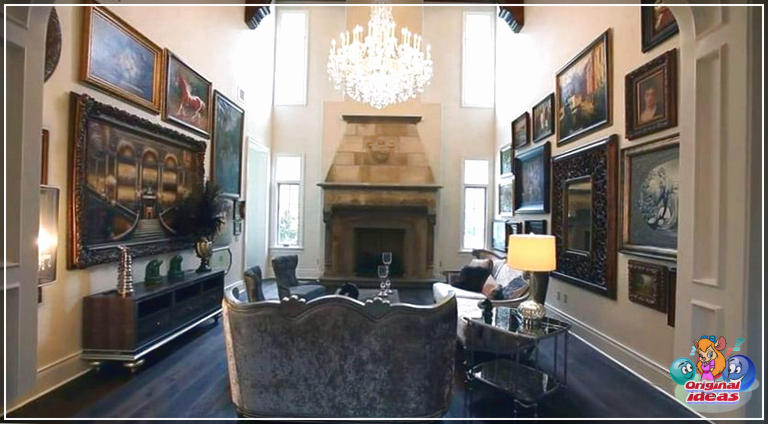 Conception de maison de style château moderne (photos intérieures et extérieures) () Salon formel avec lustre haut de plafond et œuvres d'art