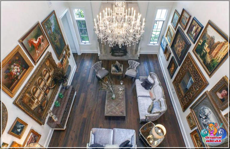 Conception de maison de style château moderne (photos intérieures et extérieures) () Salon de luxe avec de hauts plafonds avec des œuvres d'art murales