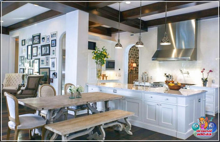 Conception de maison de style château moderne (photos intérieures et extérieures) () Belle cuisine de luxe avec armoires shaker blanches et table à manger de style pique-nique rustique