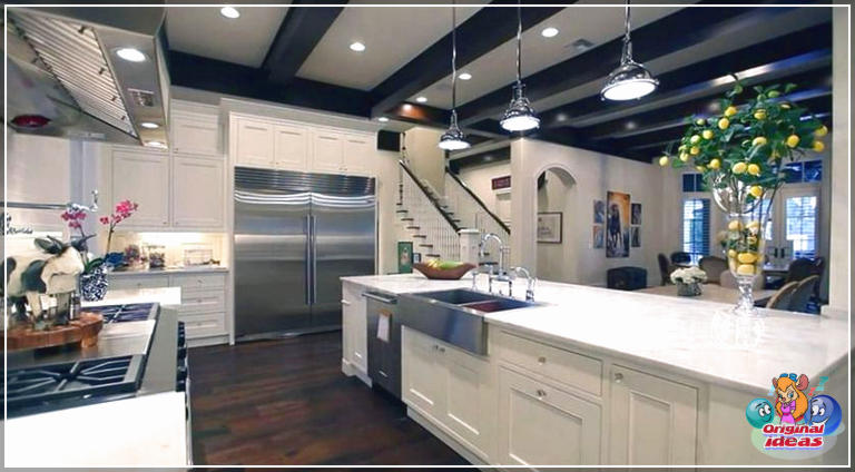 Conception de maison de style château moderne (photos intérieures et extérieures) () Armoire de cuisine blanche de luxe avec poutres ouvertes et suspensions chromées