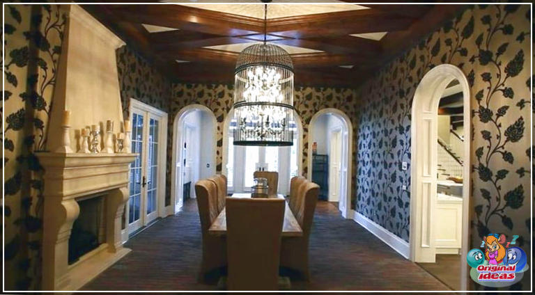 Conception de maison de style château moderne (photos intérieures et extérieures) () Élégante salle à manger dorée et noire avec papier peint à motifs