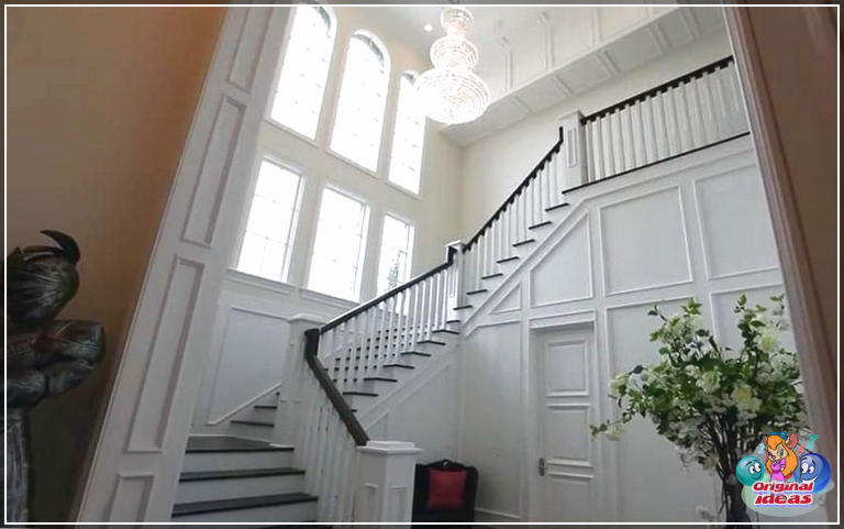 Conception de maison de style château moderne (photos intérieures et extérieures) () Grand escalier blanc avec balustrade noire à la maison de luxe