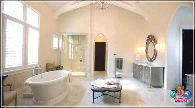 Conception de maison de style château moderne (photos intérieures et extérieures) () Salle de bain principale de luxe avec carrelage en marbre et baignoire ovale