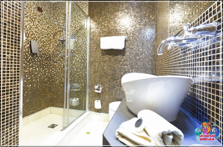 40 idées de design de salle de bain moderne (photos) () Salle de bain moderne avec carreaux de mosaïque d'or du sol au plafond