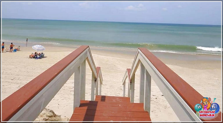 Projekt domu na plaży (zdjęcia wystroju, wnętrza i na zewnątrz) () Drewniany chodnik do plaży z domu