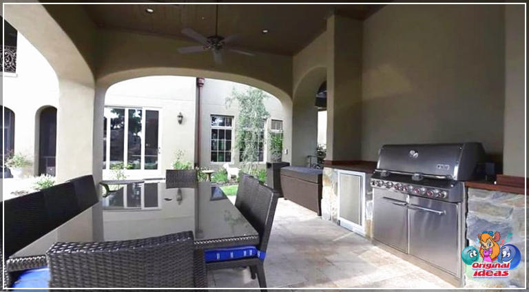 Conception de maison de style château moderne (photos intérieures et extérieures) () Cuisine extérieure avec terrasse couverte chez Custom Estate Home