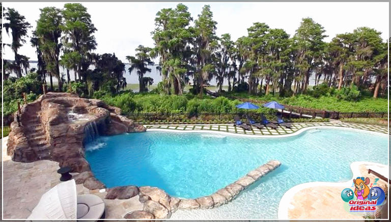 Conception de maison de style château moderne (photos intérieures et extérieures) () Piscine de style lagon de plage personnalisée avec toboggan aquatique