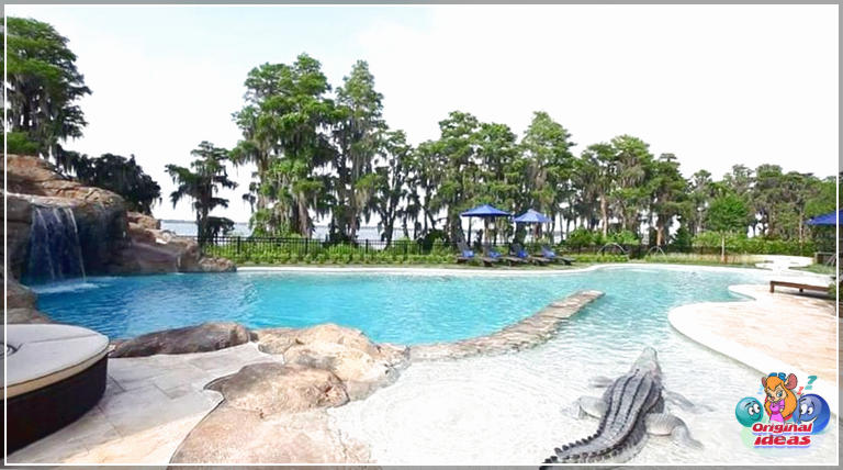 Conception de maison de style château moderne (photos intérieures et extérieures) () Piscine sur mesure avec statue d'alligator