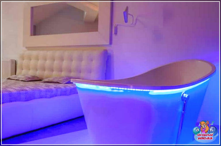 25 lila Schlafzimmer Designs und Dekor () Neonbad im modernen lila weißen Schlafzimmer
