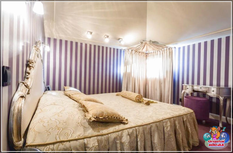 25 lila Schlafzimmer Designs und Dekor () Regal lila Schlafzimmer gestreifte Wand elegante Beleuchtung