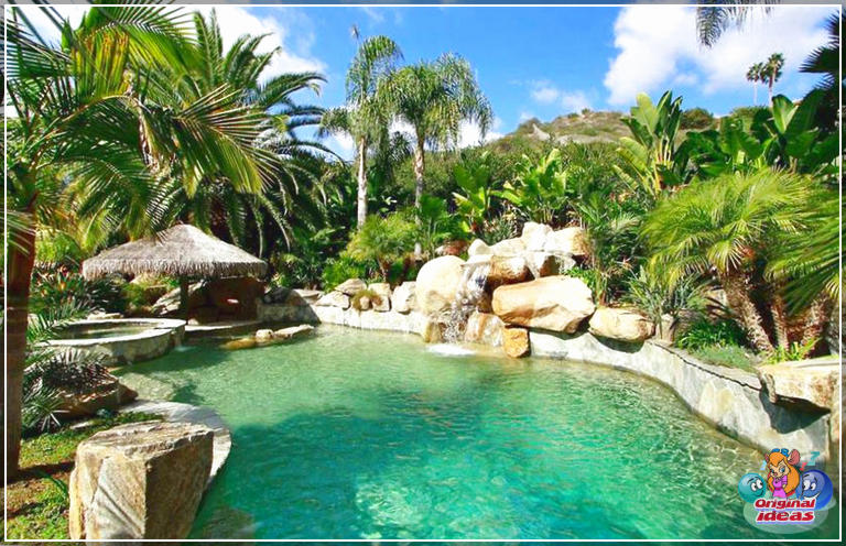natation Conception de piscine lagon avec cascade de roche et aménagement paysager tropical