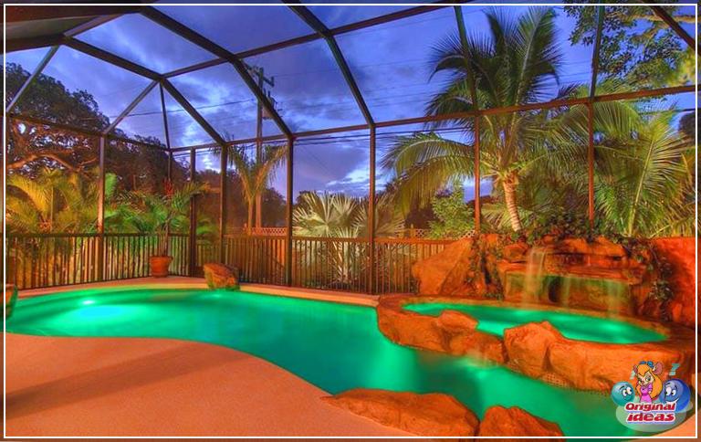 natation Piscine intérieure avec design lagon et petite piscine surélevée avec cascades