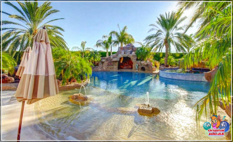 natation Piscine tropicale avec entrée de plage de sable et grotte assise