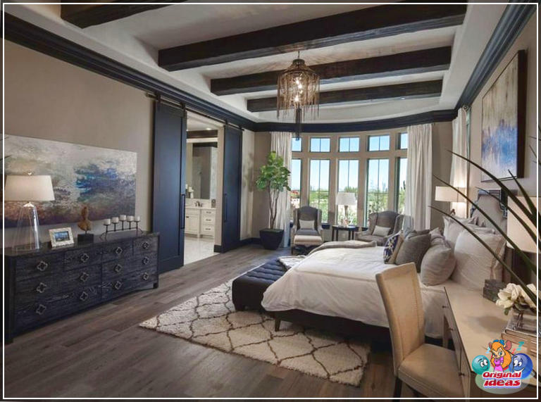 chambre à coucher Chambre de luxe avec peinture marron clair, parquet et poutres apparentes
