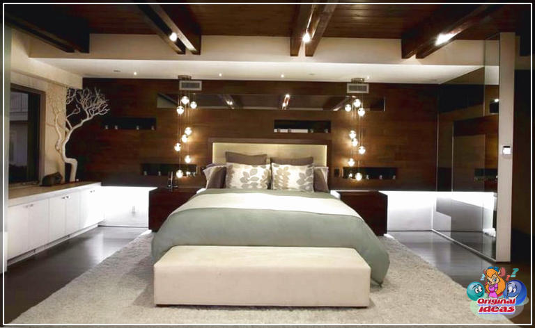 chambre à coucher Chambre des maîtres masculine avec peinture marron, armoires encastrées blanches et tête de lit en cuir