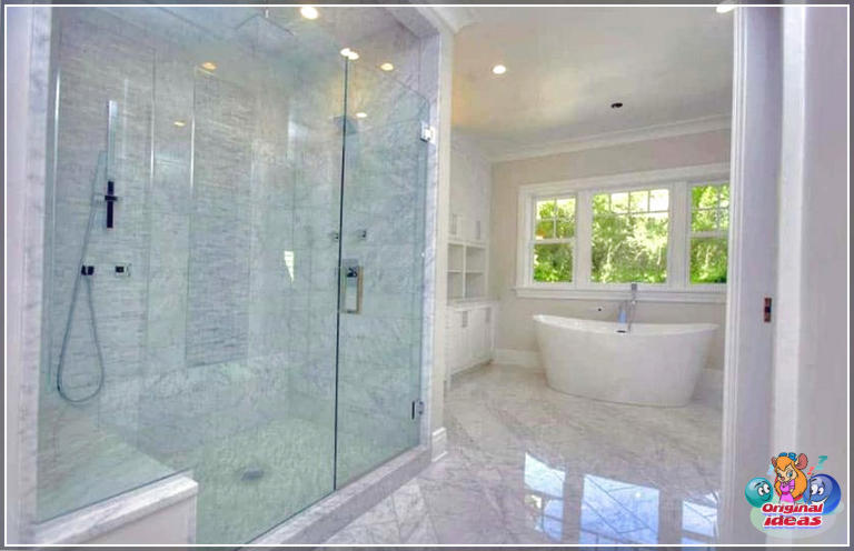 marmo Bagno padronale tradizionale con doccia a pavimento in marmo di Carrara e vasca freestanding
