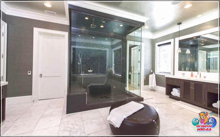 marmo Bagno con doppia doccia a pioggia in marmo bianco di carrara levigato e piastrelle nere