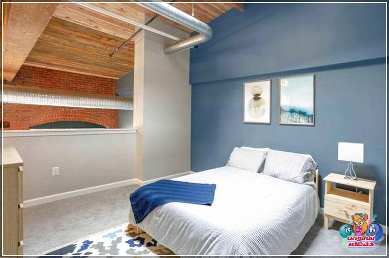 chambre à coucher Chambre loft de peinture bleue pour homme avec conduits apparents