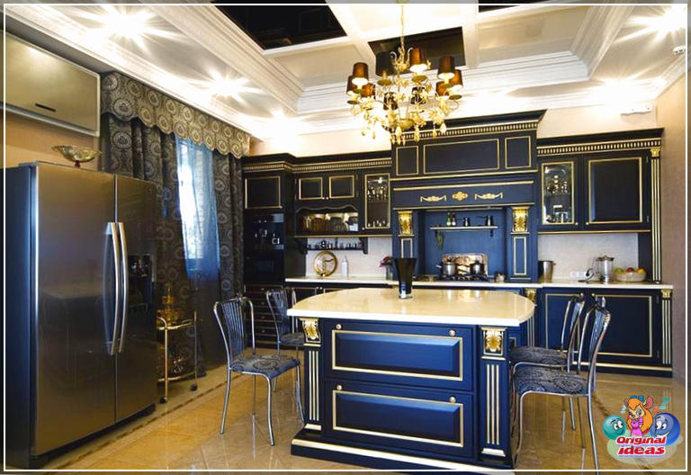 marmo Cucina con pavimento in marmo Giallo Reale e armadi navy e oro