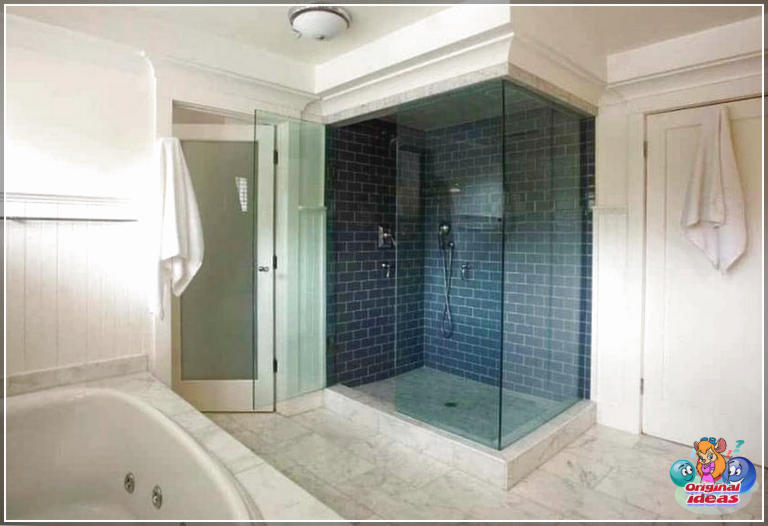 marmo Bagno padronale con pavimenti in marmo levigato oro calacatta e doccia in piastrelle della metropolitana