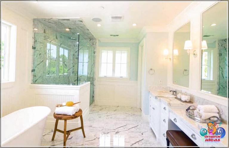 marmo Bagno con pavimenti in marmo calacatta oro, doccia in marmo e lavabo bianco
