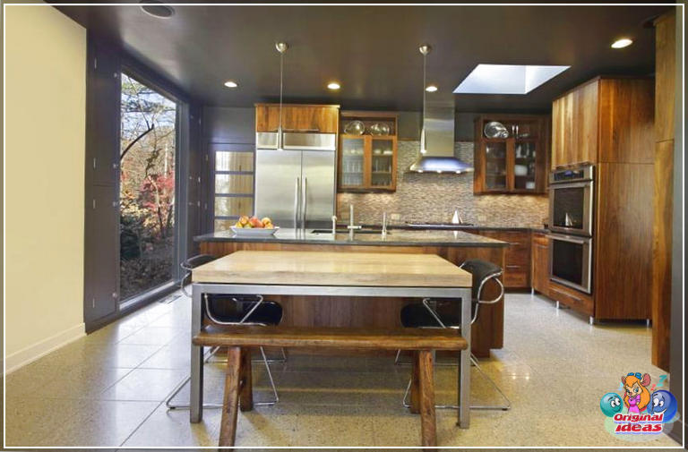 haut de gamme Cuisine moderne avec armoires en bois foncé et plafond peint en brun