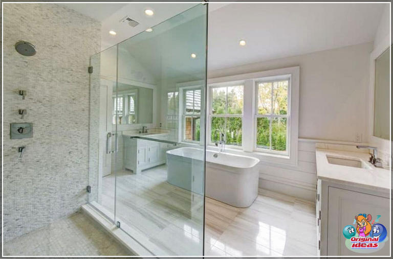 marmo Bagno padronale con pavimento in marmo rettangolare e doccia in mosaico