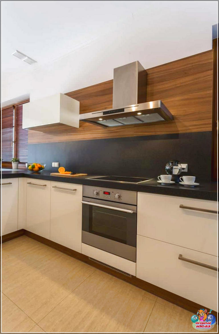 petit Petite cuisine moderne maison blanche armoires dosseret noir