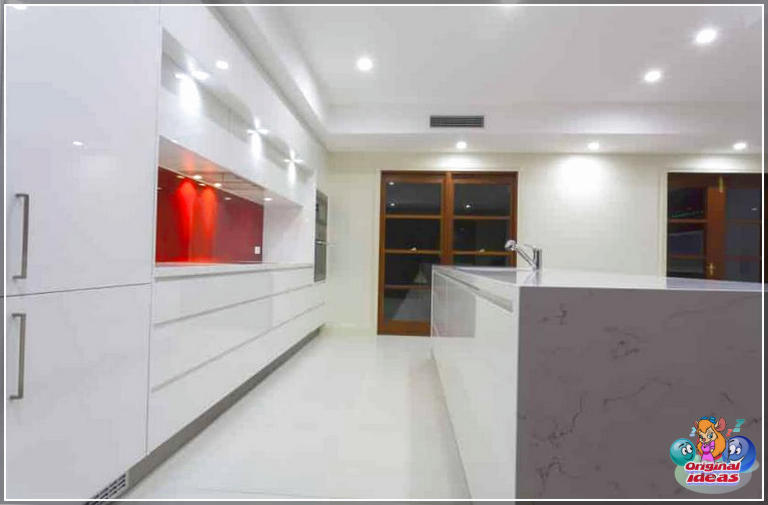 cuisine moderne Cuisine double ligne en blanc avec dosseret d'accent rouge