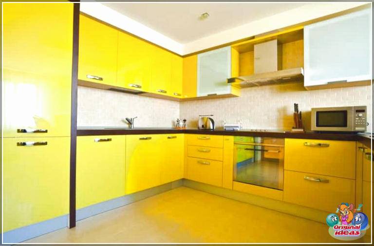 cuisine moderne Cuisine moderne jaune vif avec comptoirs noirs